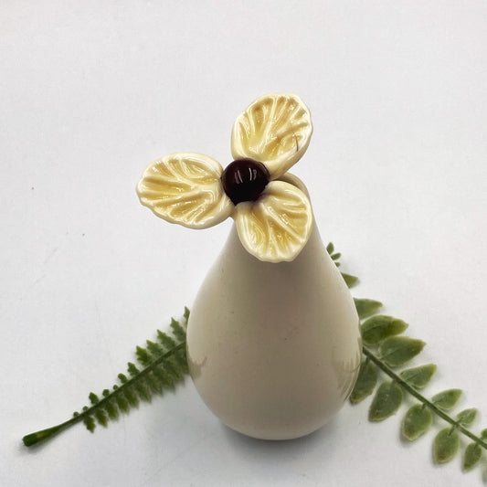 Single Glass Ivory Trillium Stem