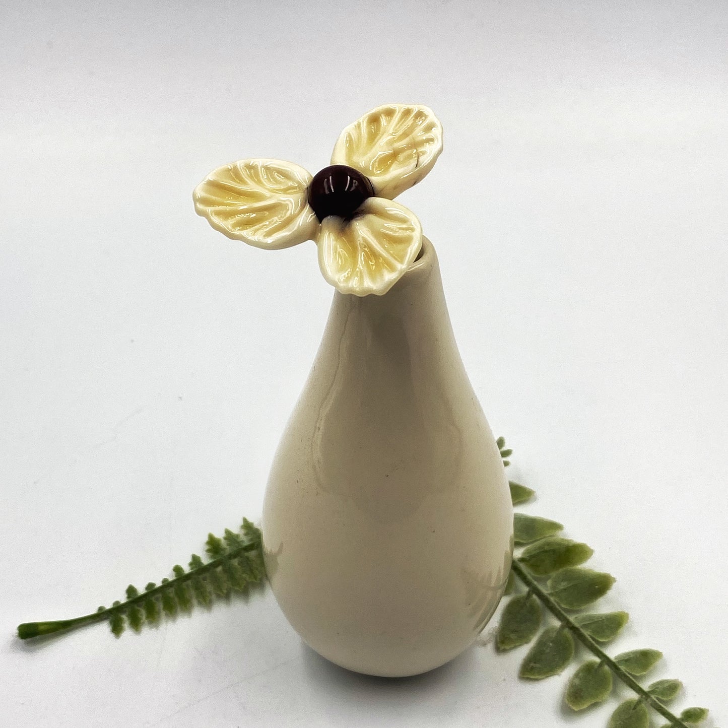 Single Glass Ivory Trillium Stem