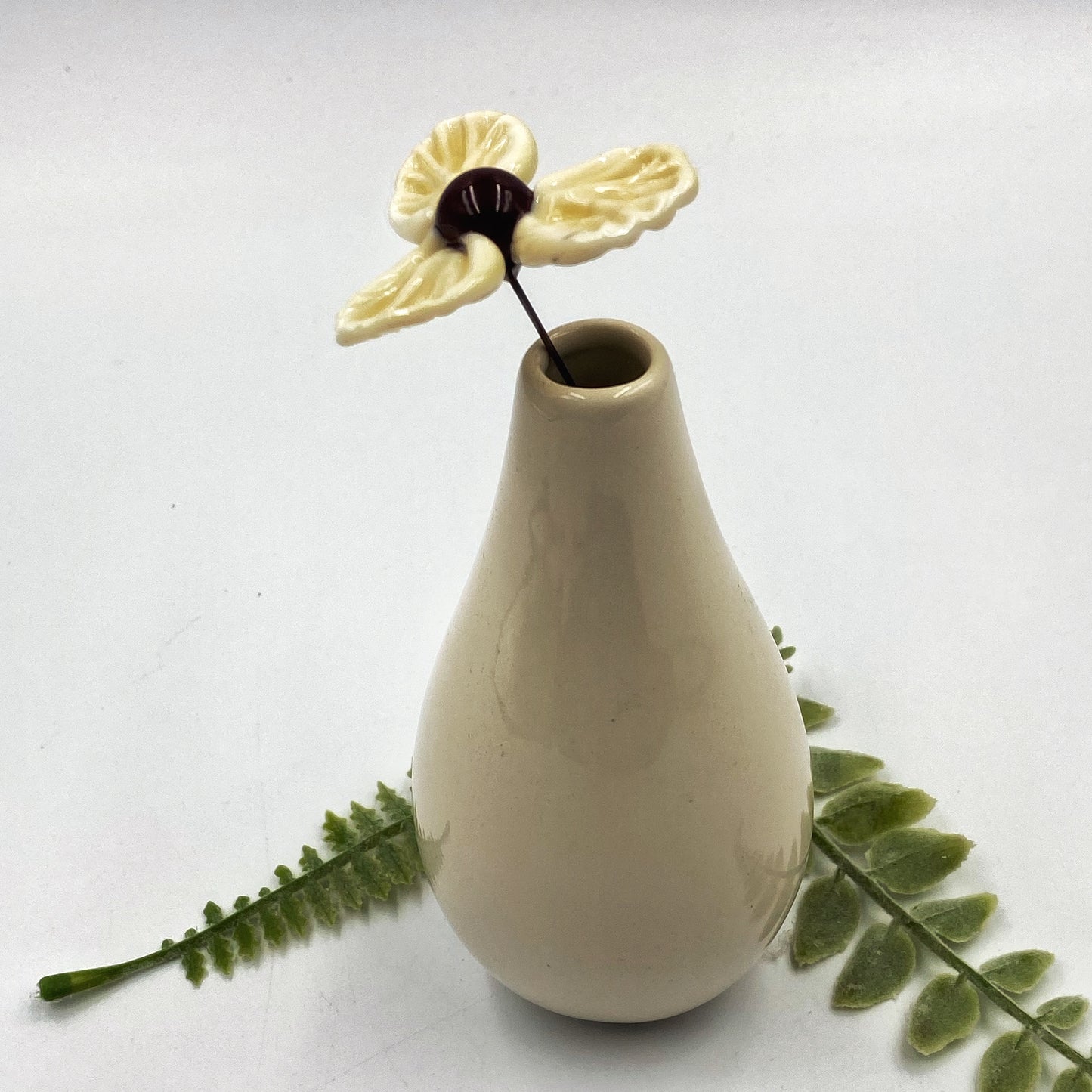 Single Glass Ivory Trillium Stem