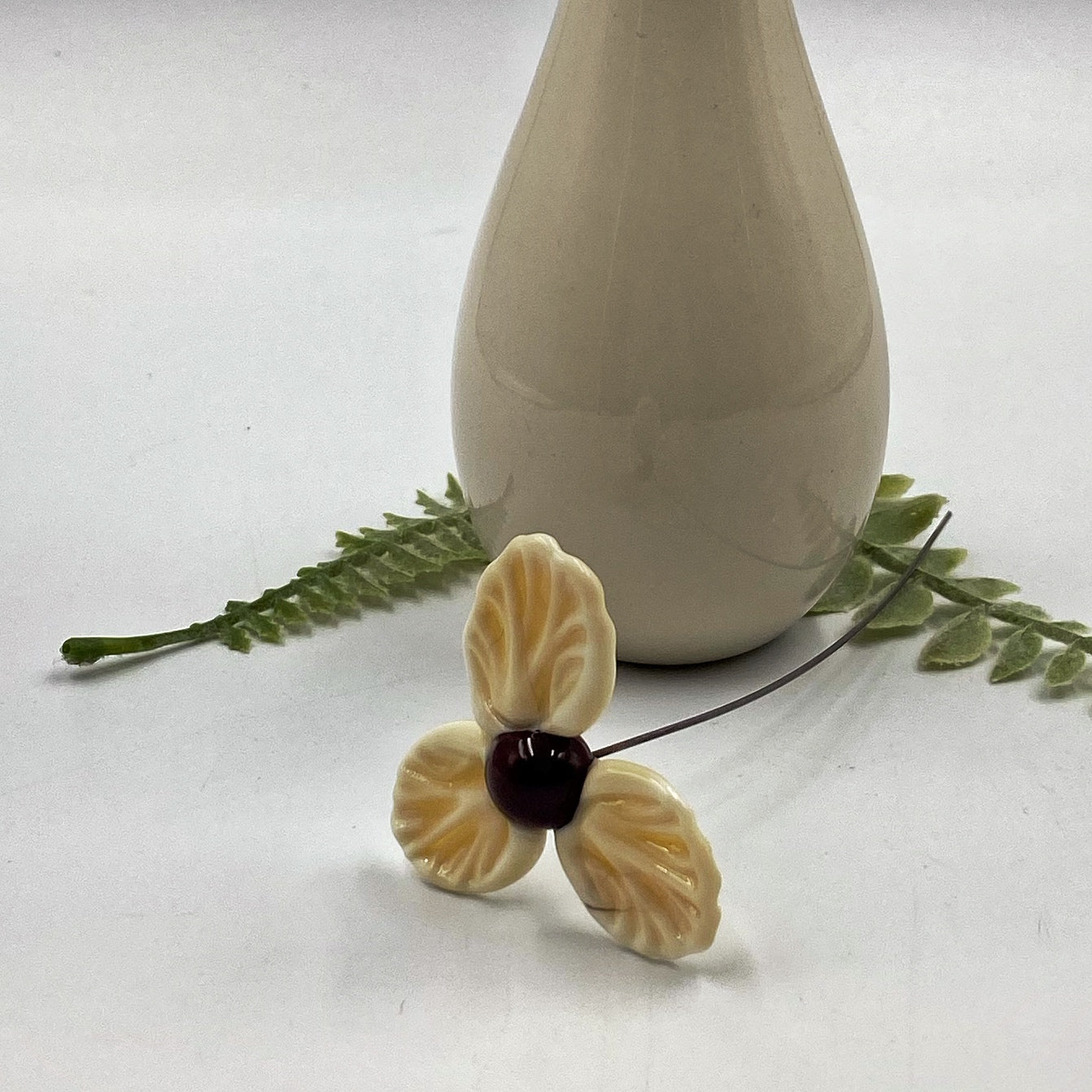 Single Glass Ivory Trillium Stem